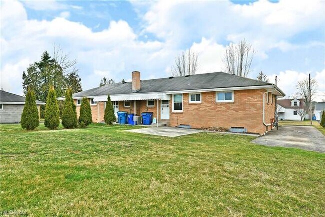 Back Entrance & Yard - 338 Overlook Blvd