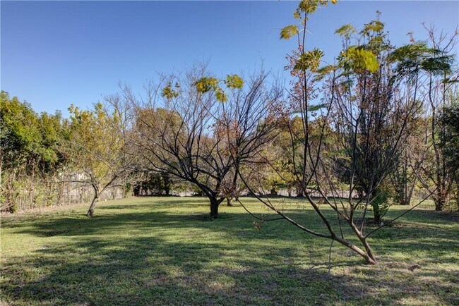 Foto del edificio - 2304 Thrasher Ln