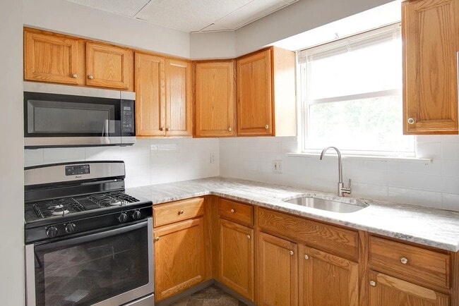 Building Photo - The Oaks Apartments