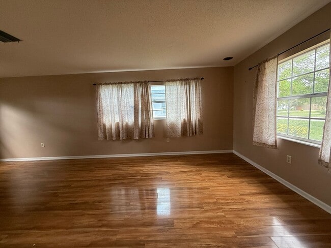 Foto del edificio - Englewood Park 3 bedroom, 2 bath available...