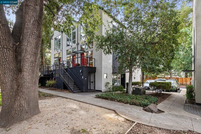 Building Photo - 6 Iron Horse Ln