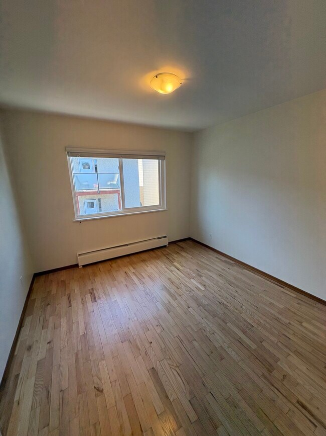 Photo du bâtiment - 2150 Cadboro Bay Rd