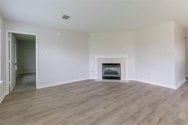 Foto del edificio - 16711 Hollow Ridge Dr