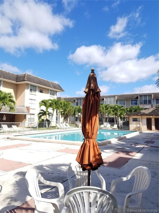 Foto del edificio - 6701 NW 169th St