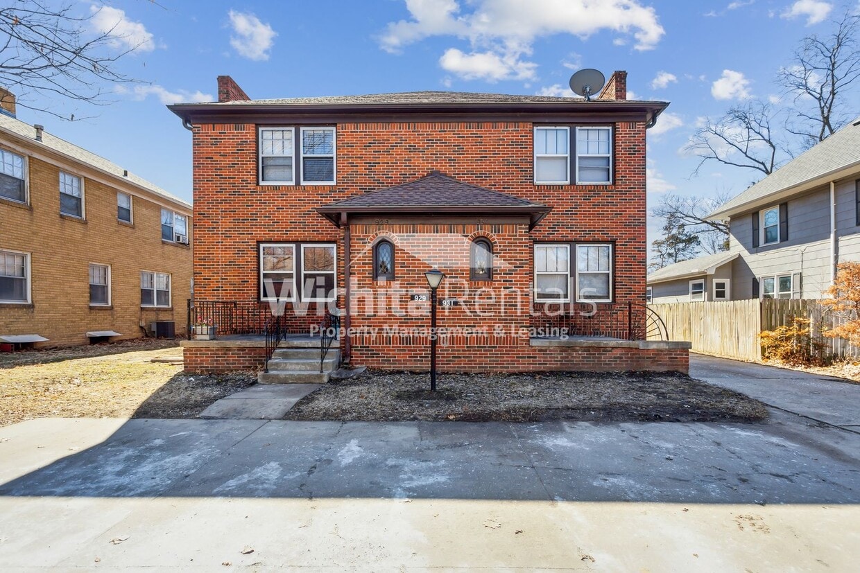 Primary Photo - Charming 3 bedroom, 1.5 bathroom home, wit...
