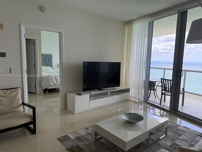 Foto del edificio - 17121 Collins Ave