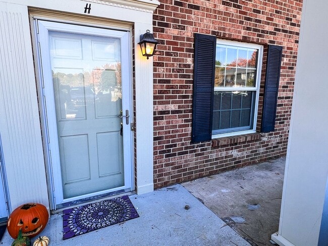 Building Photo - Charming Brick Townhome in Clemmons/Winston Salem w/ Community Pool!