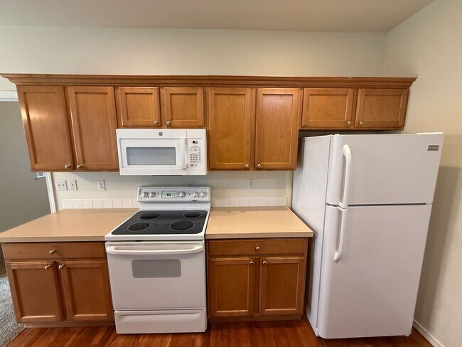 Foto del edificio - 4 Bed 3 Bath Gated Townhome Near Maplewood Golf