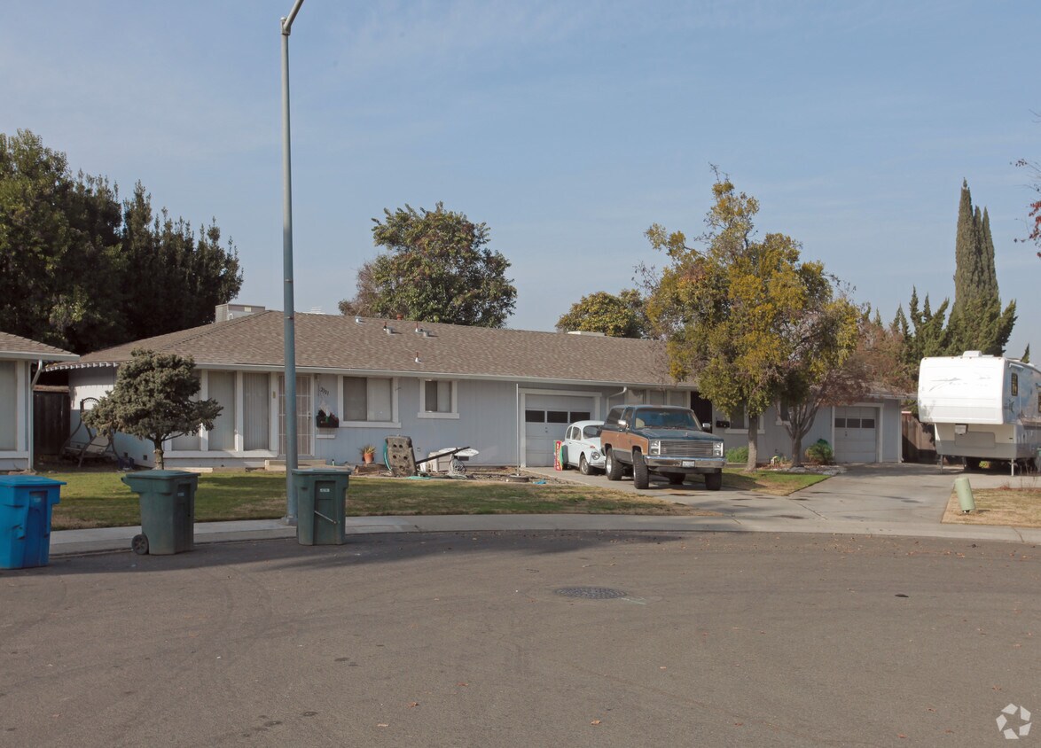 Primary Photo - 2501-2503 Plumeria Ct