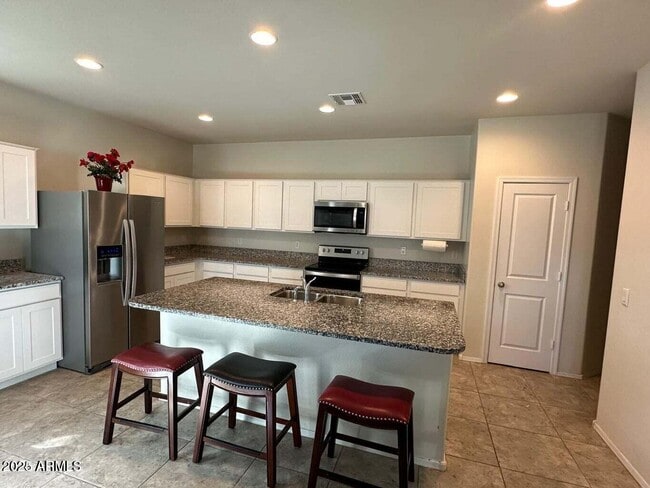 Foto del edificio - 7811 West Riverside Avenue