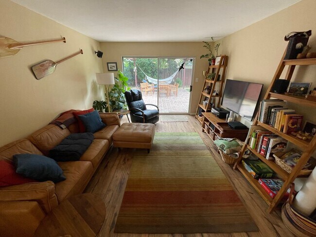 Foto del edificio - WELL MAINTAINED SINGLE STORY HOME WITH SOL...