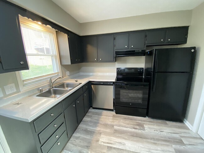 Building Photo - 908 Villa Dr