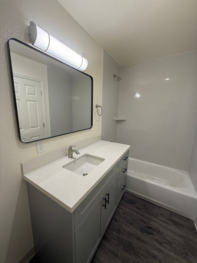 Foto del edificio - Free Month of Rent for Move in before Dec 1st - Brand New Upstairs 3 Bedroom Apartment