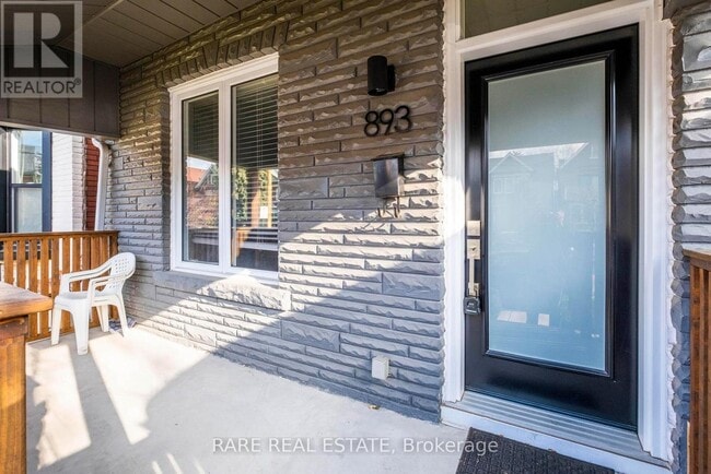 Building Photo - 893 Dovercourt Rd