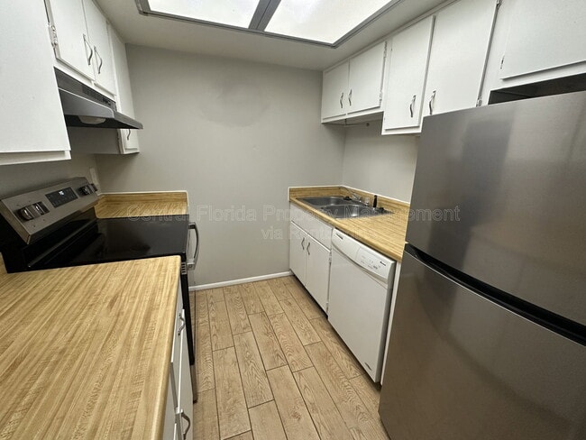 Foto del edificio - 296 Lewfield Cir