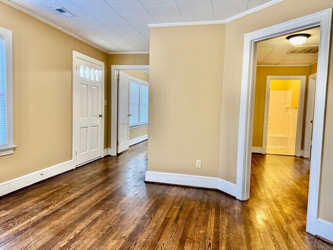 Foto del edificio - 2BR Home Available Now in Creedmoor!