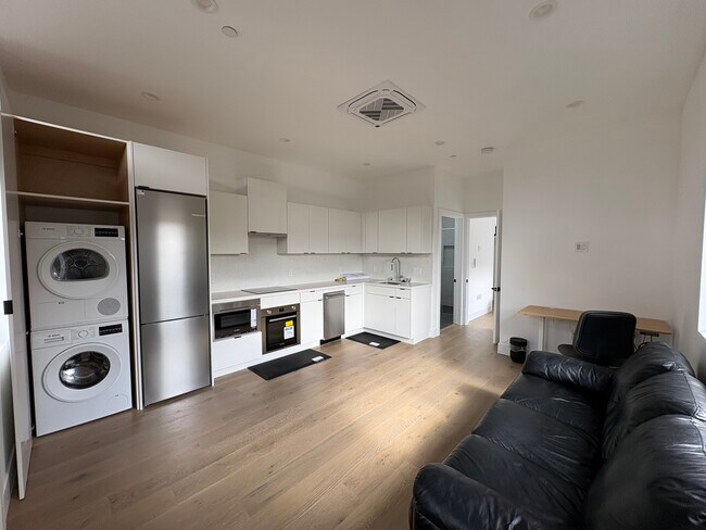 Foto del edificio - 670 Jeffrey Ave