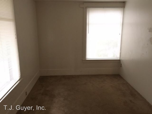 Building Photo - 303 N Oak St