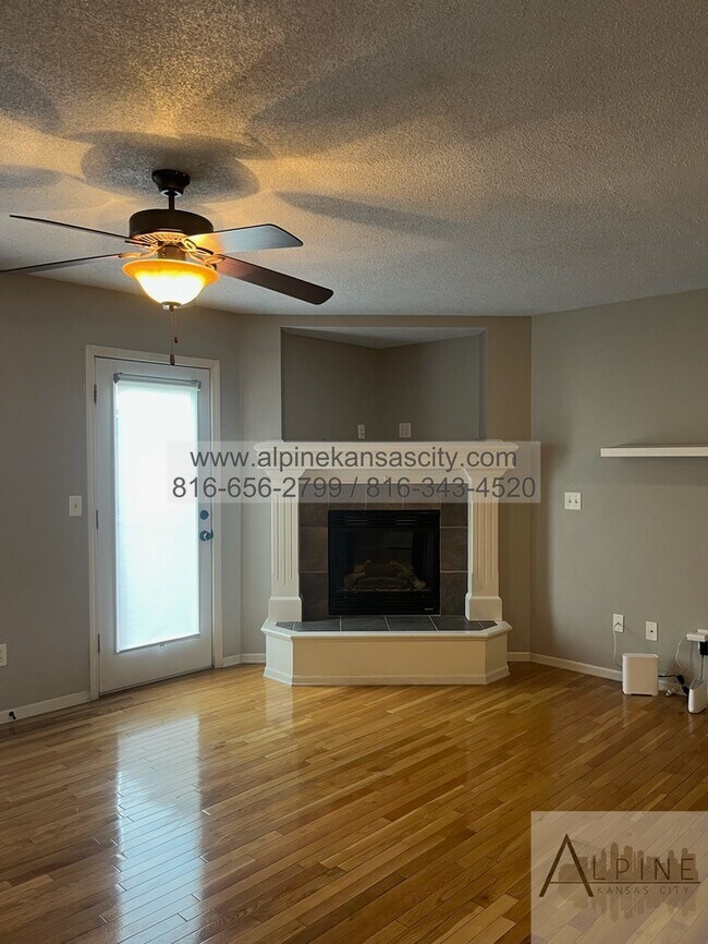 Building Photo - Beautiful Town Home w/ Large Sauna