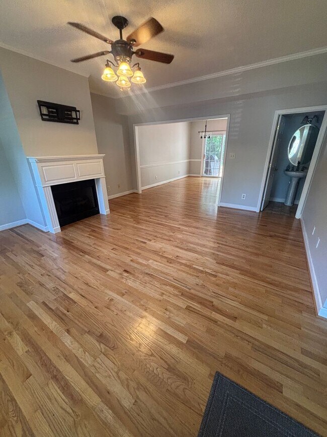 Foto del edificio - Beautifully Maintained Townhome In The Heart Of Town!
