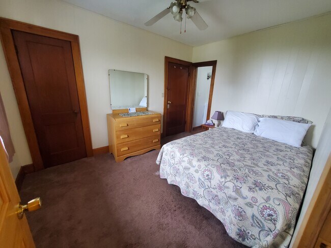 Bedroom w/ Closet - 1440 Crosstown Hwy