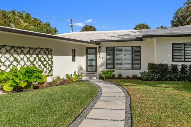 Building Photo - 328 N Lakeside Dr