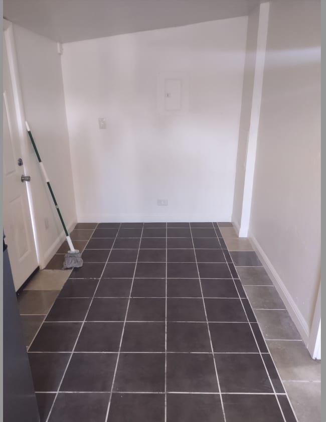 Living/general area - 713 W Pima St