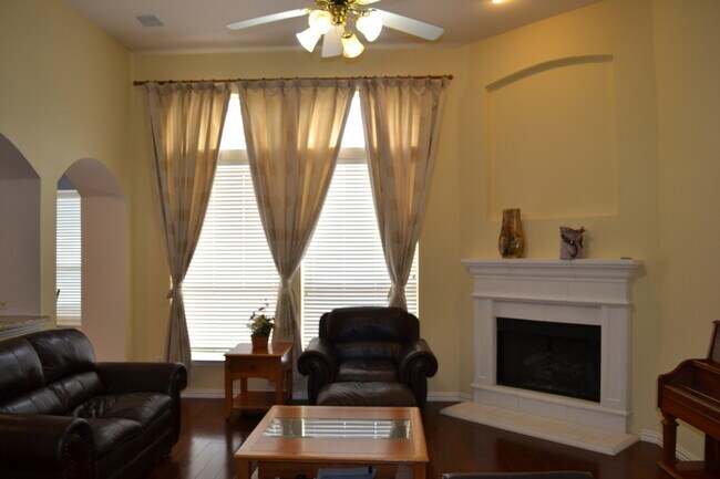 Foto del edificio - House for Lease in Plano