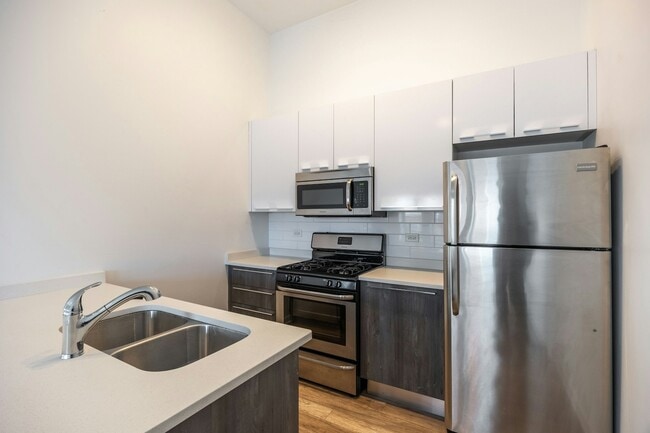 Building Photo - 2700 W North Ave