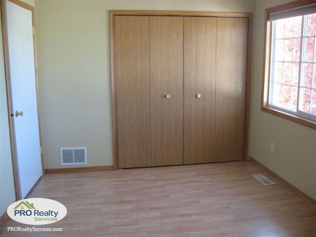 Foto del edificio - 3 Bedroom House in Maple Grove
