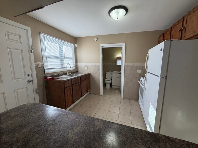 Foto del edificio - 16130 Justine St