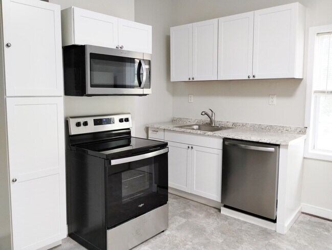Kitchen - 2108 Parkwood Ave