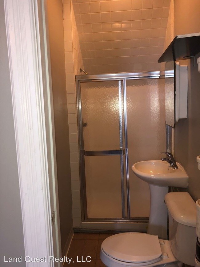 Building Photo - 1 br, 1 bath Apartment - 6417 Sheridan Rd.