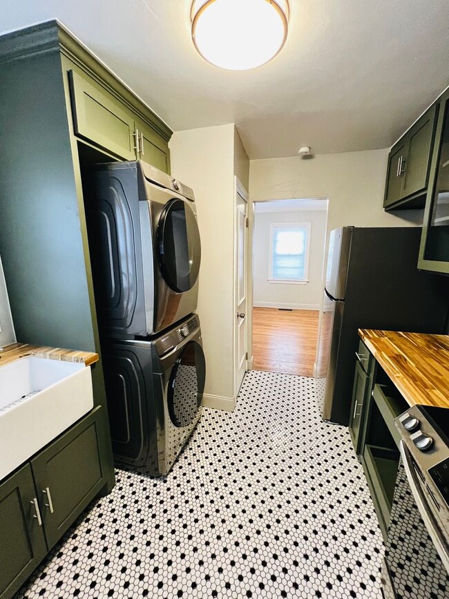 Building Photo - MOVE-IN SPECIAL: Beautifully Updated 1BD 1...