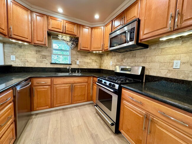 Building Photo - Upgraded 3 bed and 2 bath Best Glendale sc...