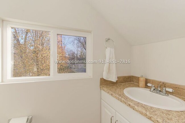 Building Photo - Charming, impeccably clean and maintained ...