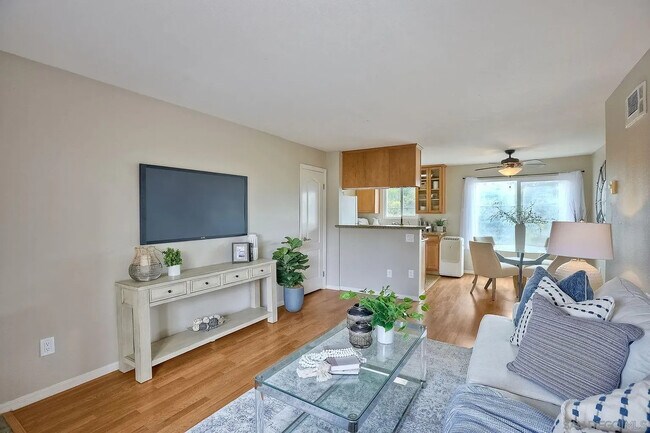 Foto del edificio - Bright 1BR with Private Balcony, In-Unit Laundry & Pool Access in Central San Diego
