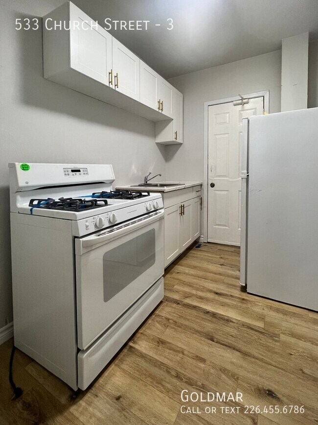 Building Photo - Bachelor Unit Available Immediately