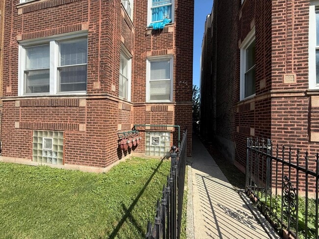 Building Photo - 3332 W Polk St