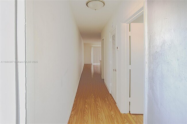 Foto del edificio - 4200 Crystal Lake Dr