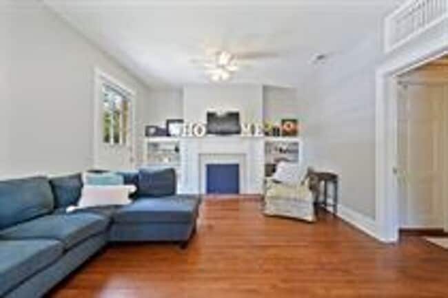 Building Photo - Adorable Cottage Just Steps from LSU's Cam...