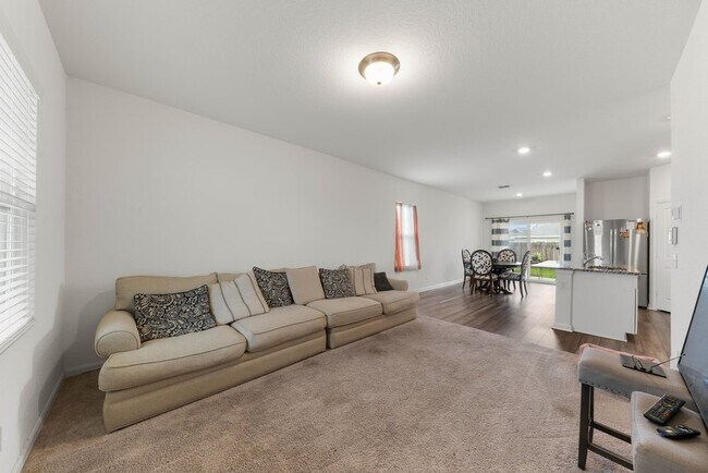 Foto del edificio - Charming 3-Bed Family Home with Fenced Yard & Garage in Converse – 1,662 Sq Ft!