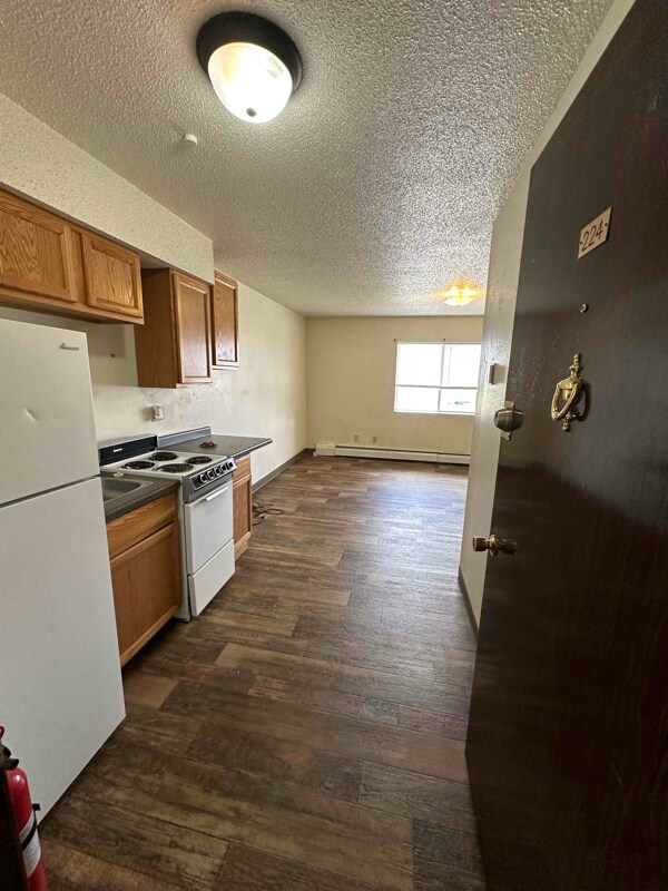 Primary Photo - 320 Oak Ave N