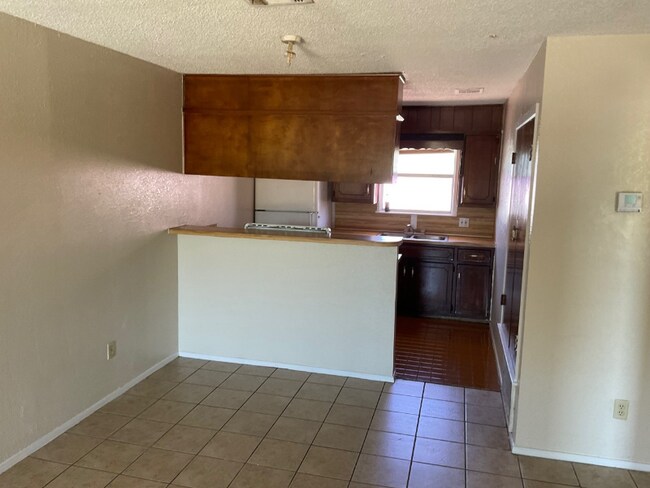 Building Photo - 112 E Crest Dr