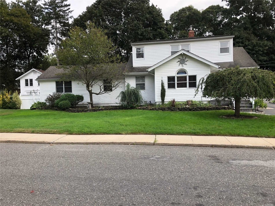 Primary Photo - 18 E Lake Terrace