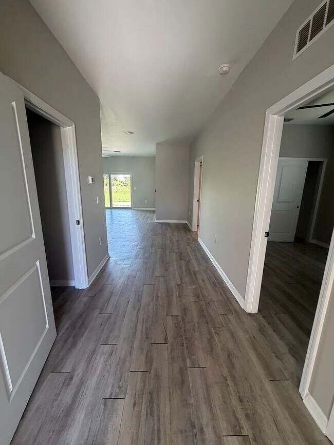 Foto del edificio - 8432 Agate St