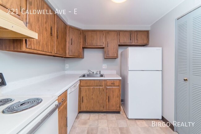 Building Photo - A Spacious 2 Bed/1 Bath APARTMENT in WILME...