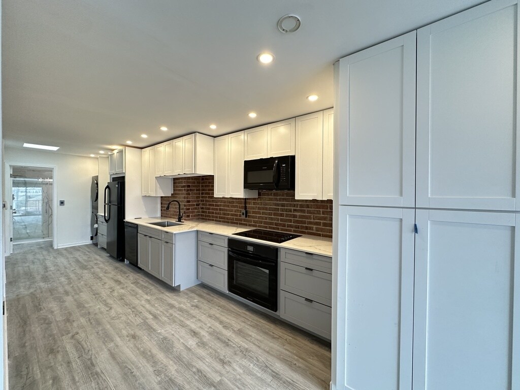 Foto principal - 5947 W Montrose Ave