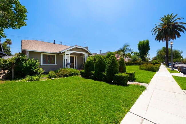 Foto del edificio - Classic Anaheim Living with Prime Location