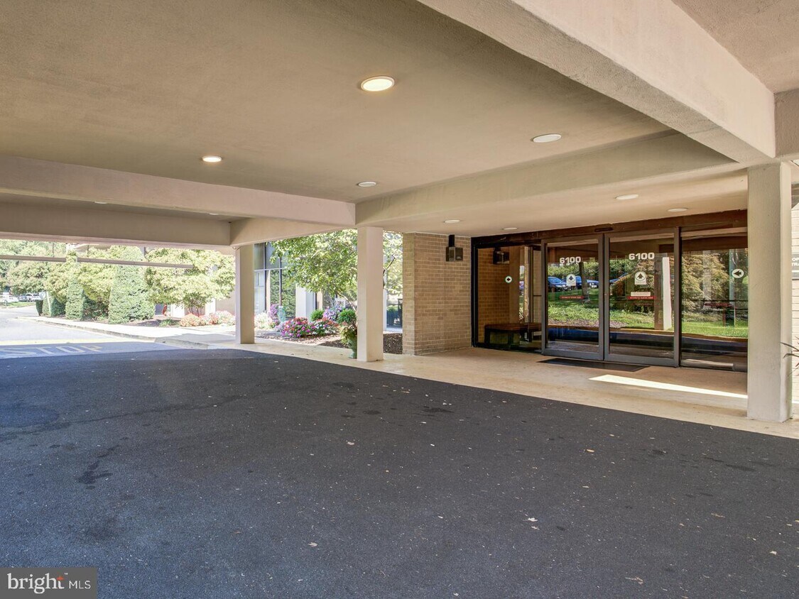 Foto principal - 6100 Westchester Park Dr